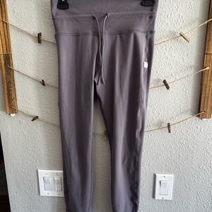 Vuori High-Rise Daily Leggings in Slate Purple